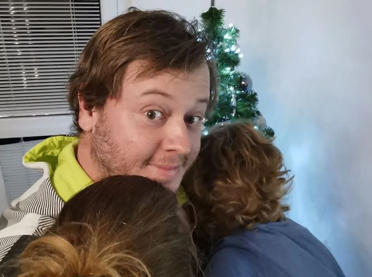 Jsem nejlepší otec na světě. Mám to napsaný ha hrníčku a hrníčky nikdy nelžou, říká spisovatel Dominik Landsman