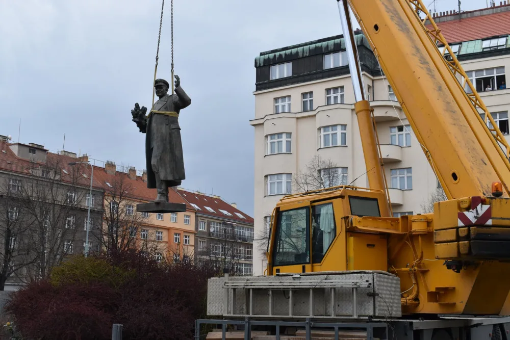 Odstranění sochy Koněva.