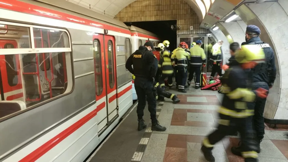 Tragická nehoda na Andělu. Čtyřicetiletá žena nepřežila pád pod metro
