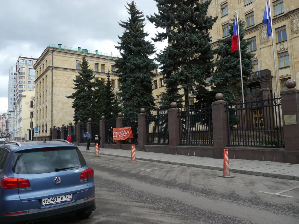 FOTO: Naše tanky budou v Praze! Ruští radikálové zaútočili na české velvyslanectví v Moskvě