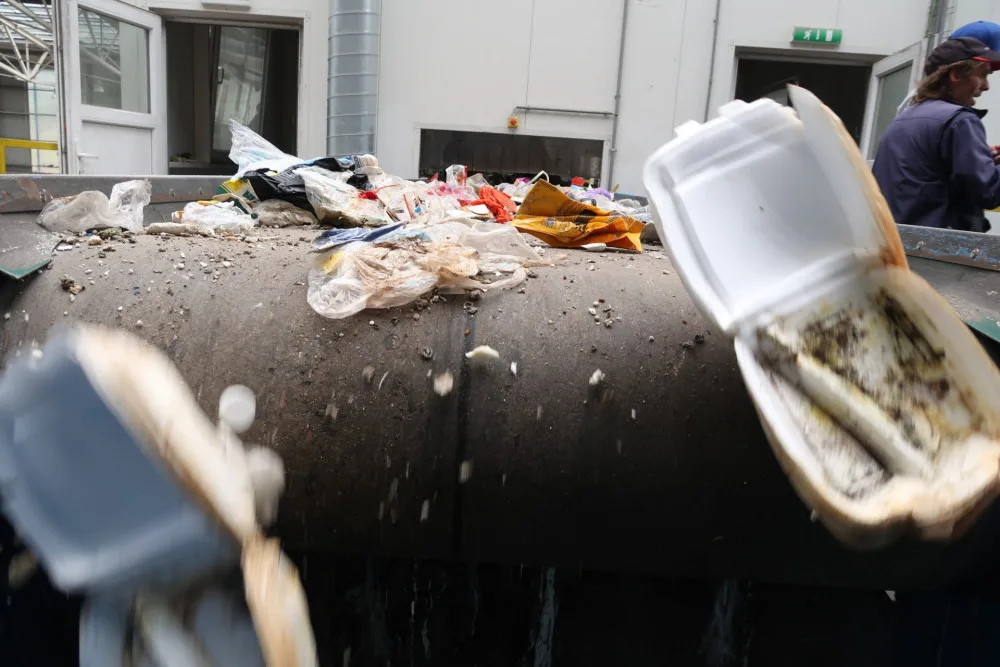 Plastový odpad se v dotřiďovacím procesu rozděluje do balíků podle jednotlivých druhů