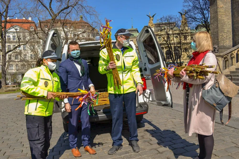 FOTO: Strážníci z Prahy 2 upletli pomlázky pro děti. Jsou k dispozici u základních škol