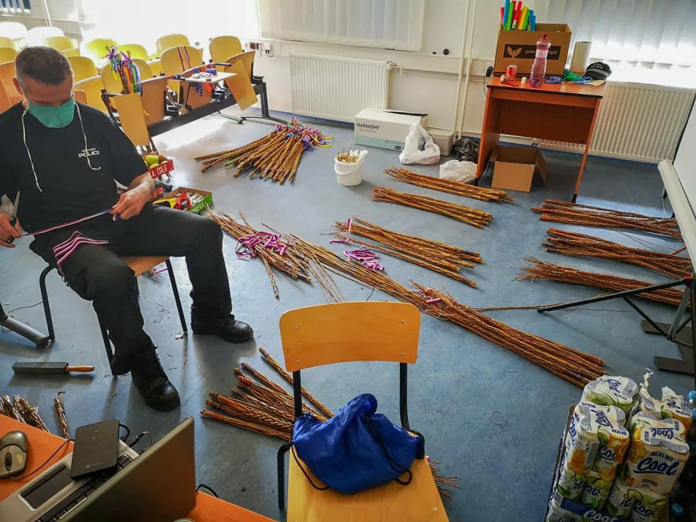 FOTO: Strážníci z Prahy 2 upletli pomlázky pro děti. Jsou k dispozici u základních škol