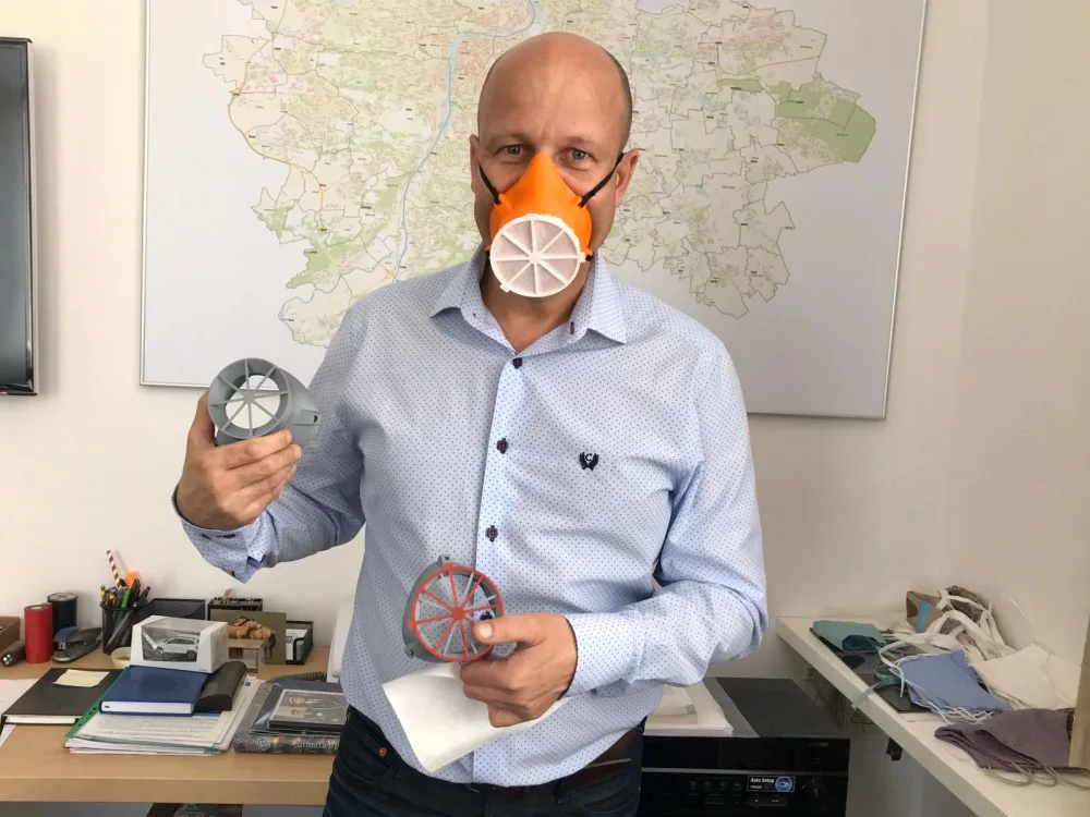 Praha otestuje polomasky z ČVUT. Mají nahradit respirátory z Číny