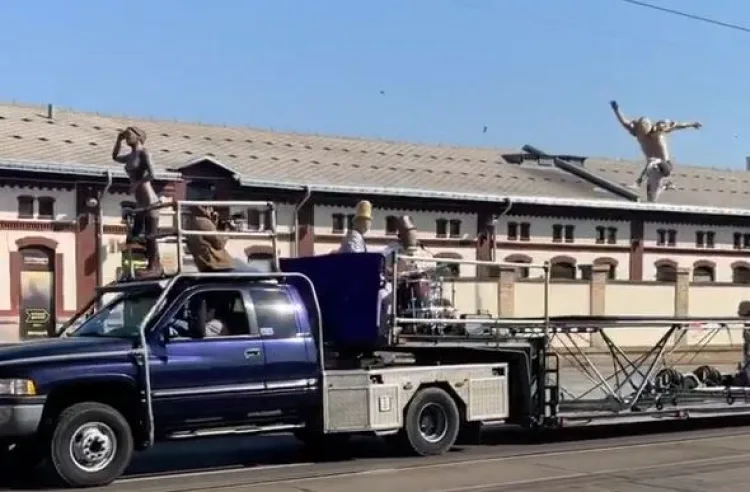 VIDEO: Prahou projeli akrobati na pojízdné trampolíně. Kulturu nezastavíš, hlásá Cirk La Putyka