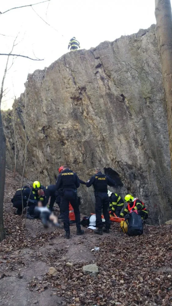 FOTO: Muž se zranil po pádu skály Pod Žvahovem. Byl zastaven provoz na železniční trati