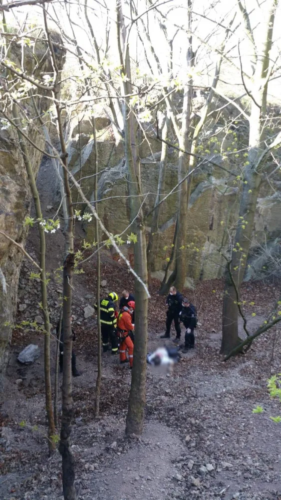 FOTO: Muž se zranil po pádu skály Pod Žvahovem. Byl zastaven provoz na železniční trati