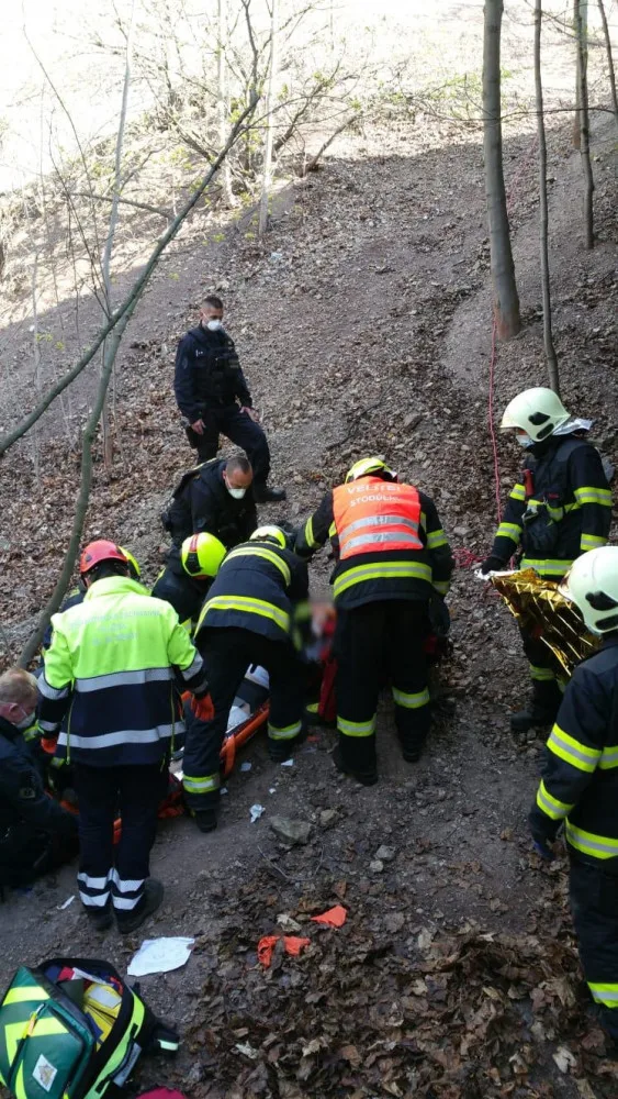 FOTO: Muž se zranil po pádu skály Pod Žvahovem. Byl zastaven provoz na železniční trati