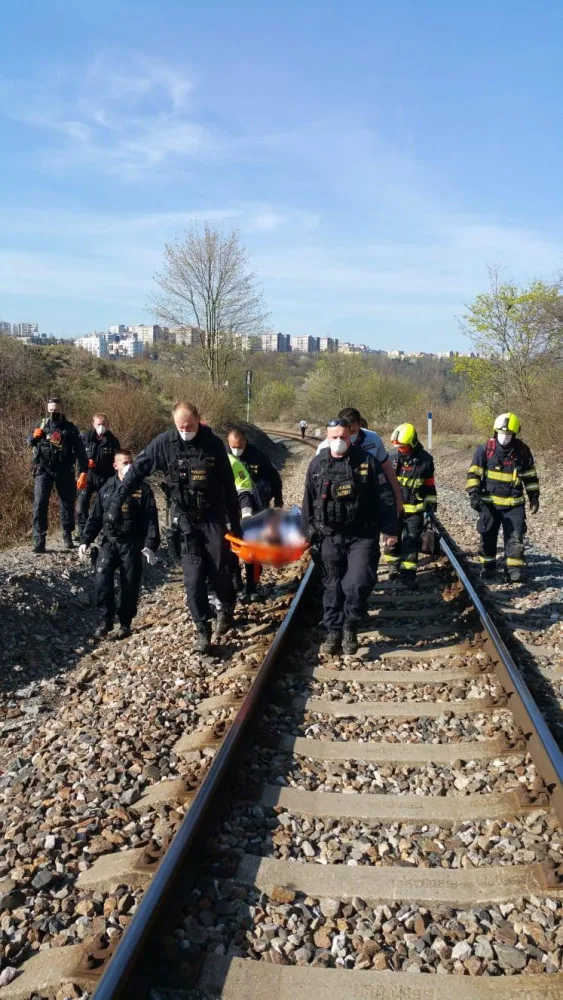 FOTO: Muž se zranil po pádu skály Pod Žvahovem. Byl zastaven provoz na železniční trati