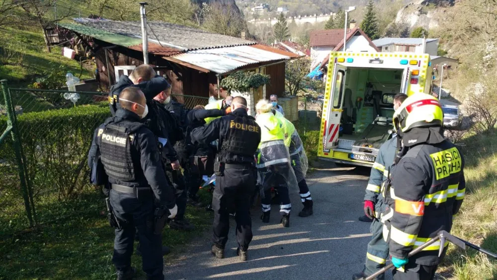FOTO: Muž se zranil po pádu skály Pod Žvahovem. Byl zastaven provoz na železniční trati