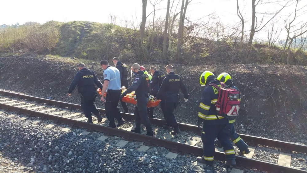 FOTO: Muž se zranil po pádu skály Pod Žvahovem. Byl zastaven provoz na železniční trati