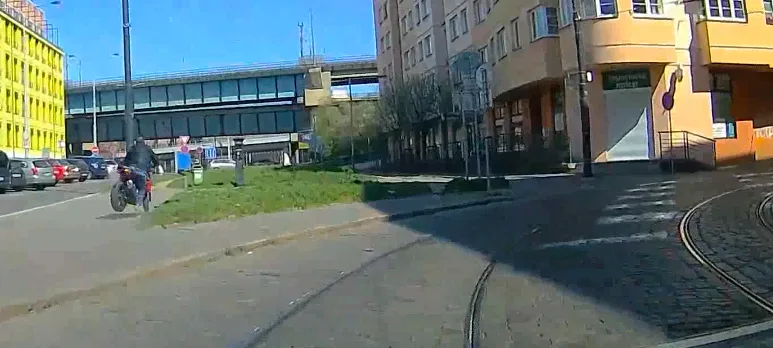 Hledaný recidivista ukradl jednomu ze zdravotníků motocykl. Při ujíždění policistům havaroval.