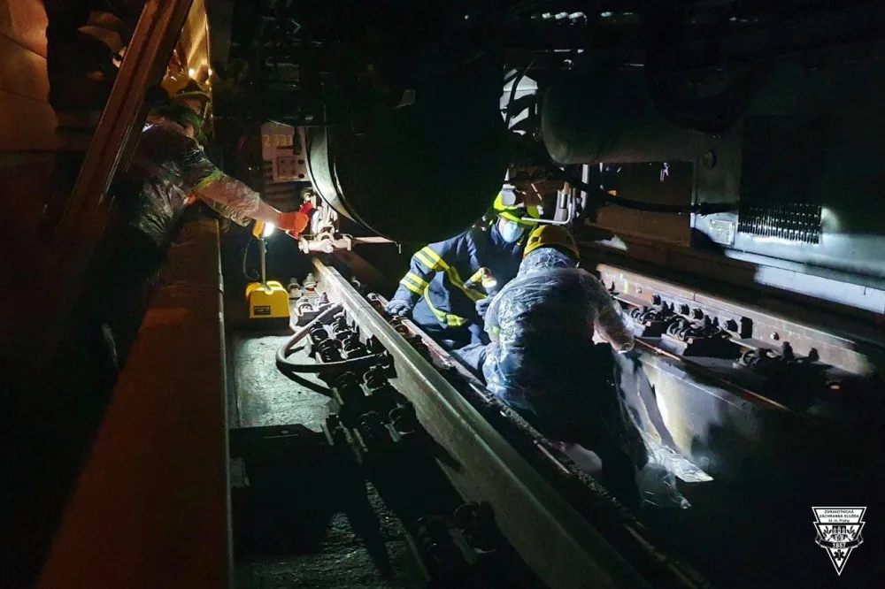 FOTO: Žena spadla pod metro na Petřinách. Utrpěla mnohačetná poranění rukou a nohou