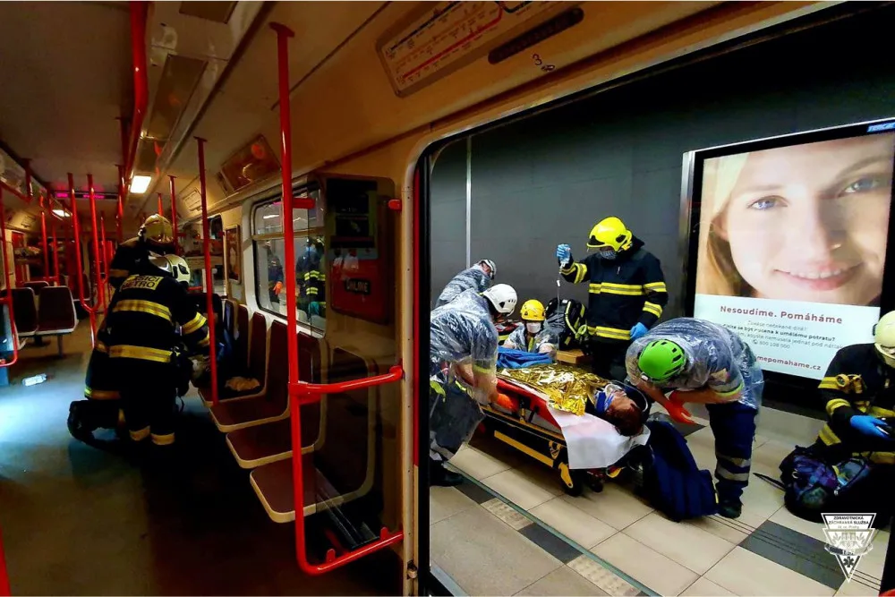 FOTO: Žena spadla pod metro na Petřinách. Utrpěla mnohačetná poranění rukou a nohou