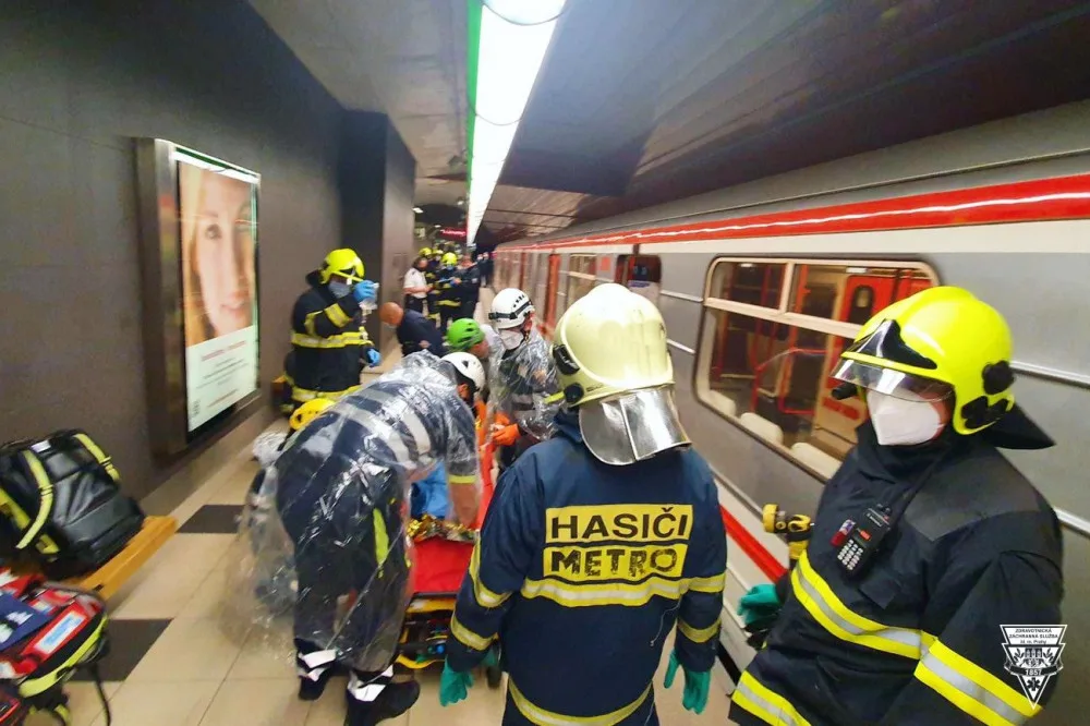 FOTO: Žena spadla pod metro na Petřinách. Utrpěla mnohačetná poranění rukou a nohou
