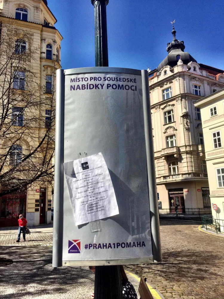 Cedule k ukáznění turistů v Praze 1 mění funkci. Lidé na nich mohou nabízet sousedskou pomoc