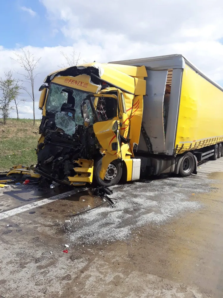 FOTO: Nehoda dvou kamionů zablokovala Pražský okruh. Pro zraněného letěl vrtulník