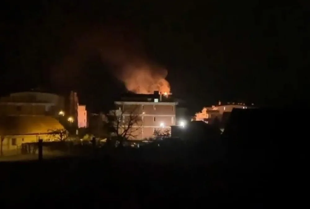 VIDEO: U požáru střechy zasahovaly tři jednotky hasičů. Vznikla škoda za tři sta tisíc korun