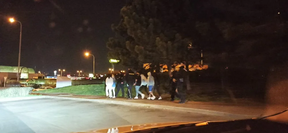 Šestičlenná skupinka dětí popíjela alkohol na Černém Mostě. Skončili v rukou policie