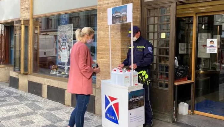 Hasiči v Praze 1 rozdávají dezinfekci. Domácnost má nárok na jeden litr