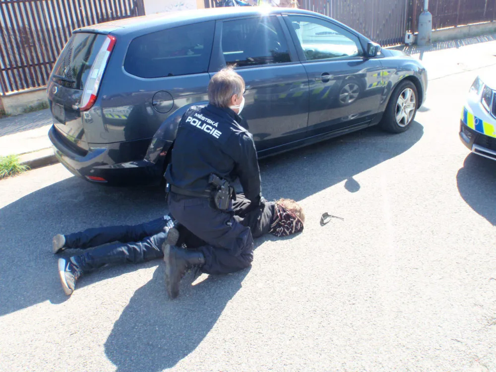 FOTO: Skupinka zlodějů ukradla auto. Strážníci je našli, protože s ním jezdili po chodníku