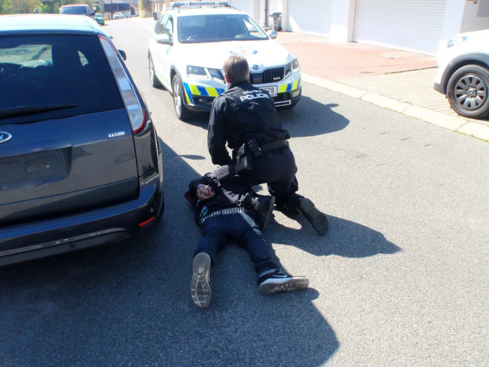 FOTO: Skupinka zlodějů ukradla auto. Strážníci je našli, protože s ním jezdili po chodníku
