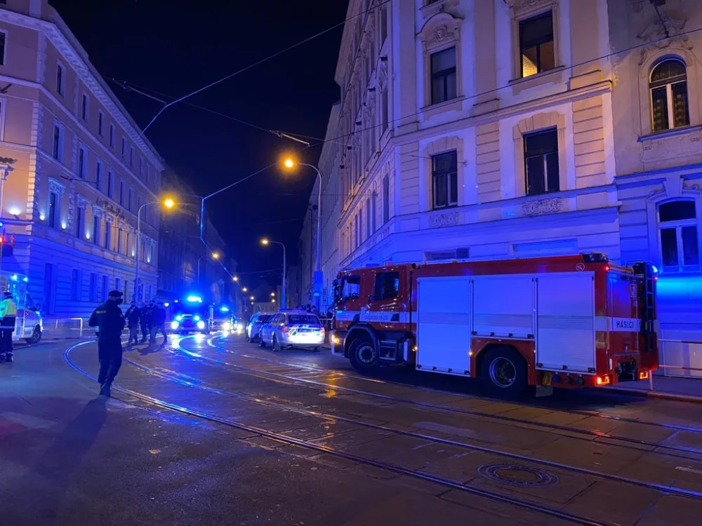 V Praze v noci hořel bytový dům, pět lidí skončilo v nemocnici.