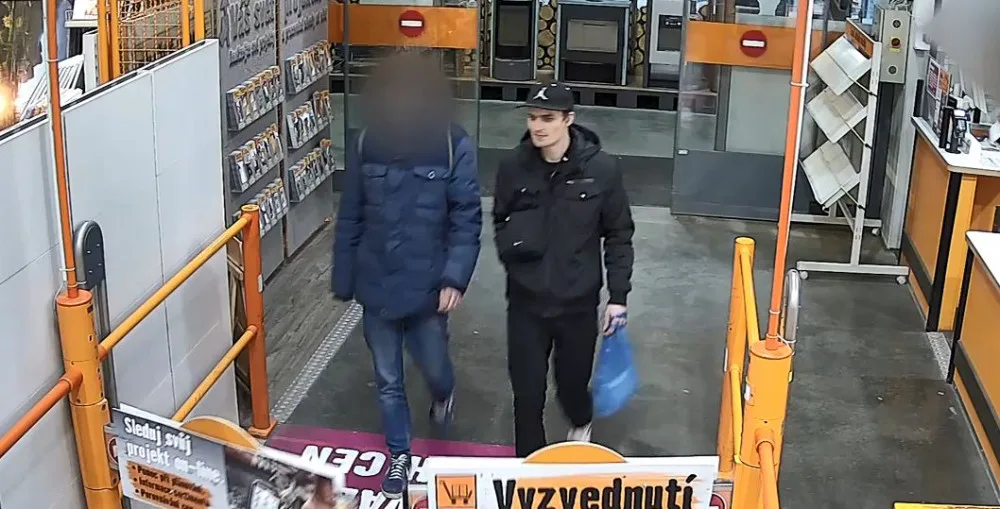 VIDEO: Muži kradli v OBI dva dny po sobě. Pátrá po nich policie