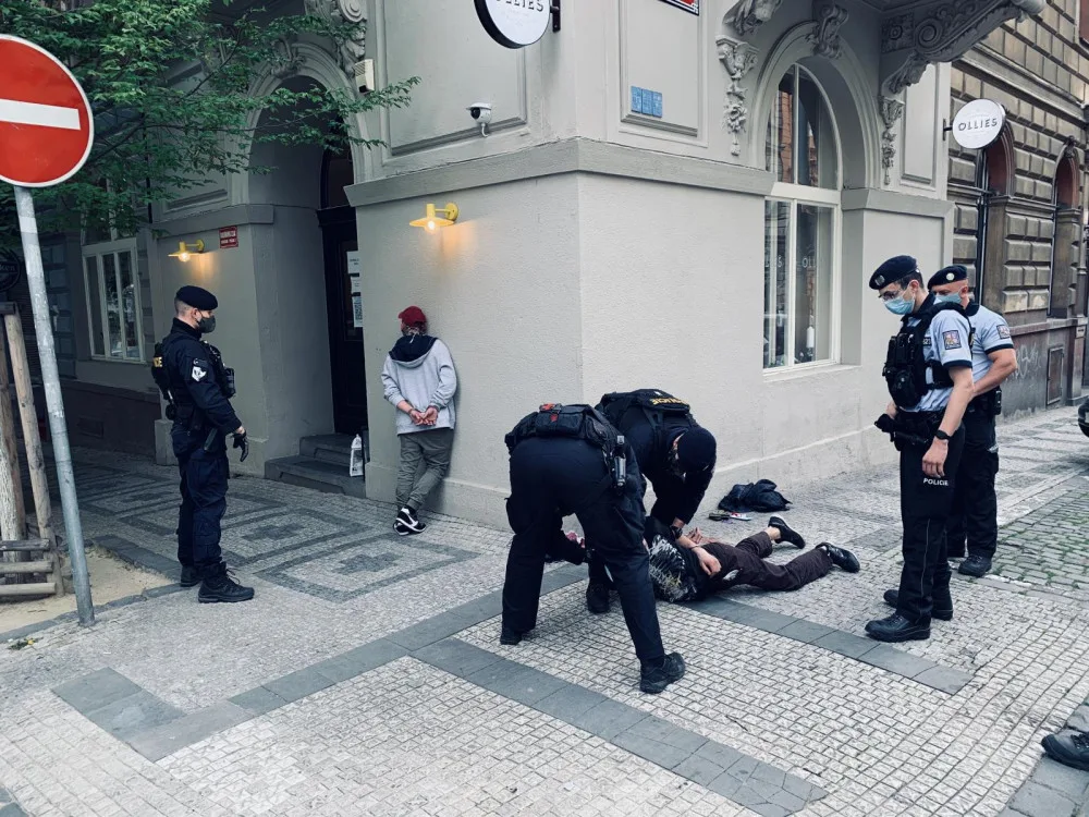 FOTO, VIDEO: Cizinci přepadli kolemjdoucího na Vinohradské. Policisté je chytili hned po činu