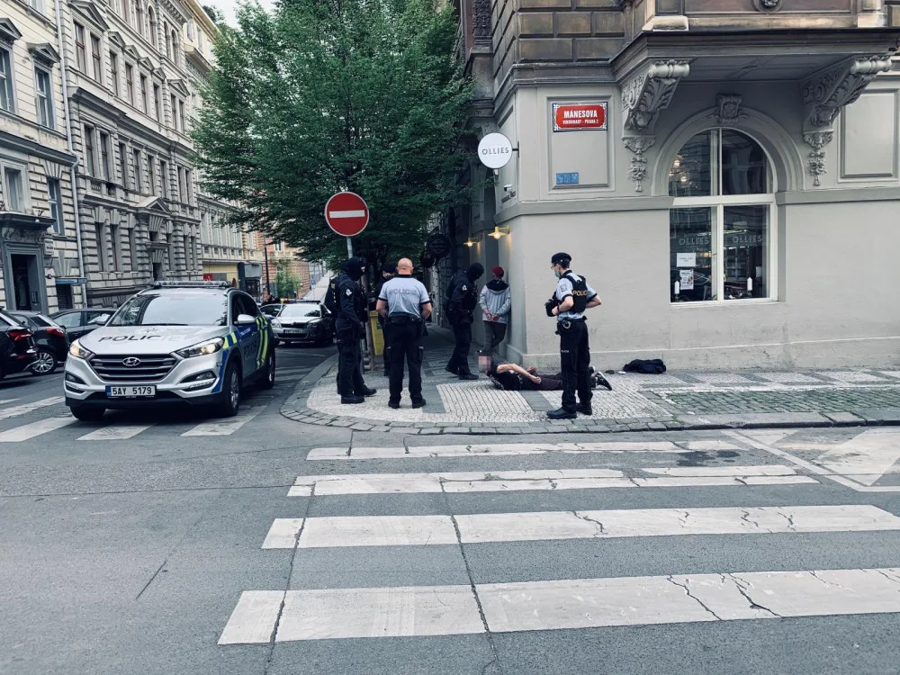 FOTO, VIDEO: Cizinci přepadli kolemjdoucího na Vinohradské. Policisté je chytili hned po činu