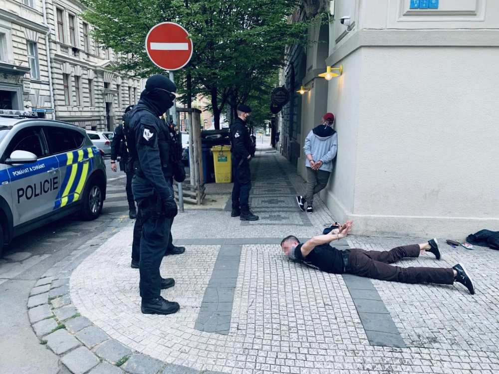 FOTO, VIDEO: Cizinci přepadli kolemjdoucího na Vinohradské. Policisté je chytili hned po činu