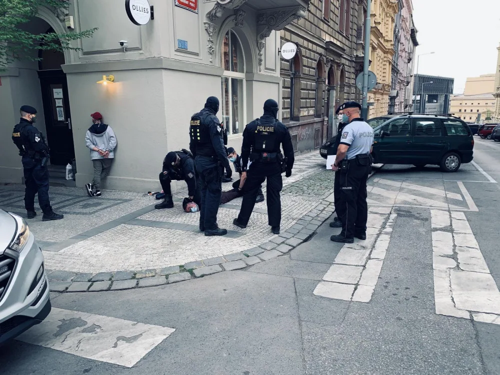 FOTO, VIDEO: Cizinci přepadli kolemjdoucího na Vinohradské. Policisté je chytili hned po činu