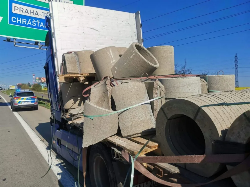 FOTO, VIDEO: Pražský okruh uzavřela nehoda. Auta a motorkář narazili do vysypaného nákladu