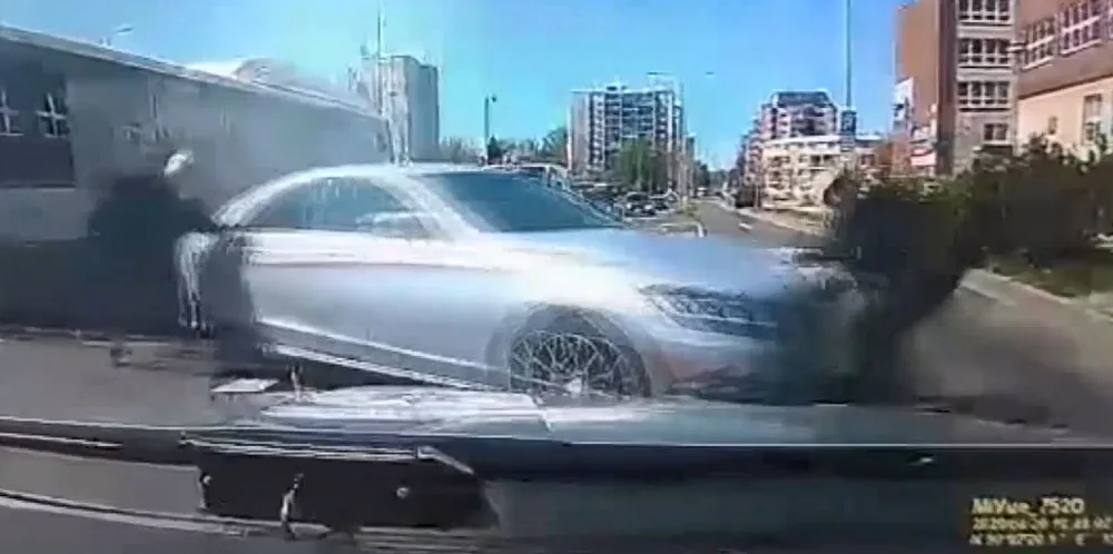 VIDEO: Muž v kradeném autě při honičce srazil policistu. Padl i varovný výstřel