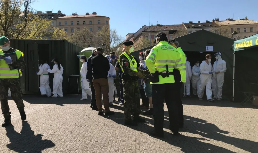 FOTO, VIDEO: V Praze začalo plošné testování. Podívejte se do front na Náměstí Míru