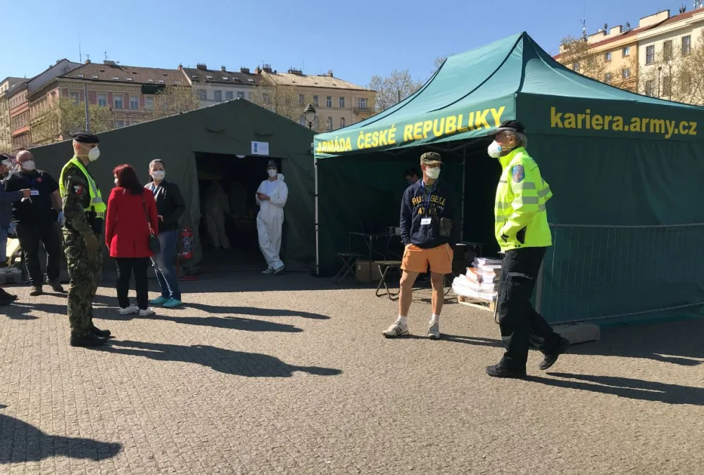 FOTO, VIDEO: V Praze začalo plošné testování. Podívejte se do front na Náměstí Míru