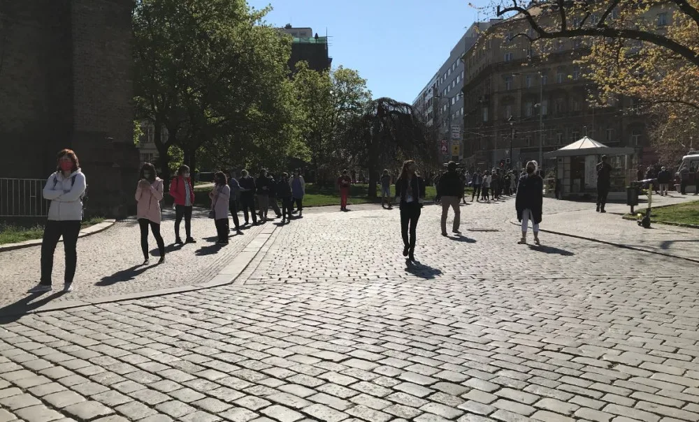 FOTO, VIDEO: V Praze začalo plošné testování. Podívejte se do front na Náměstí Míru