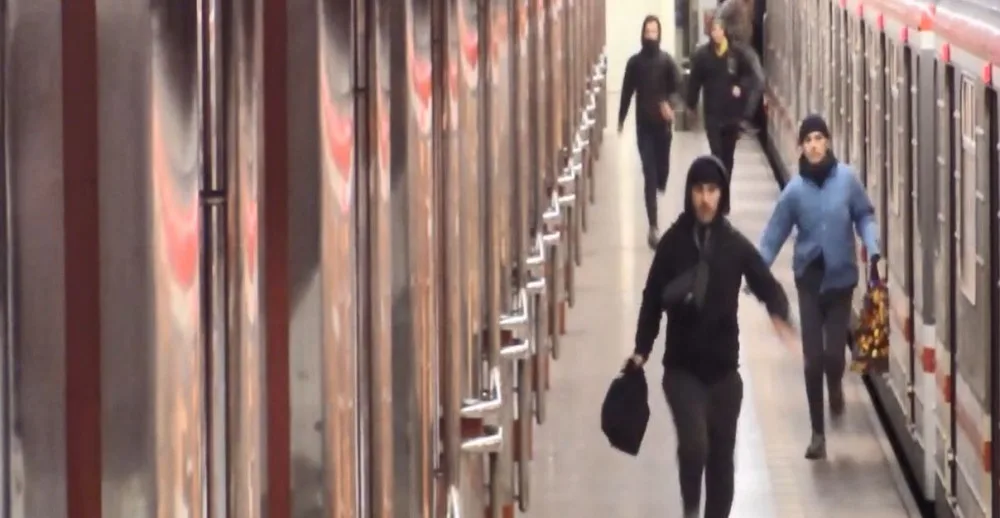 VIDEO: Mladíci posprejovali metro ve stanici Hůrka. Pátrá po nich policie