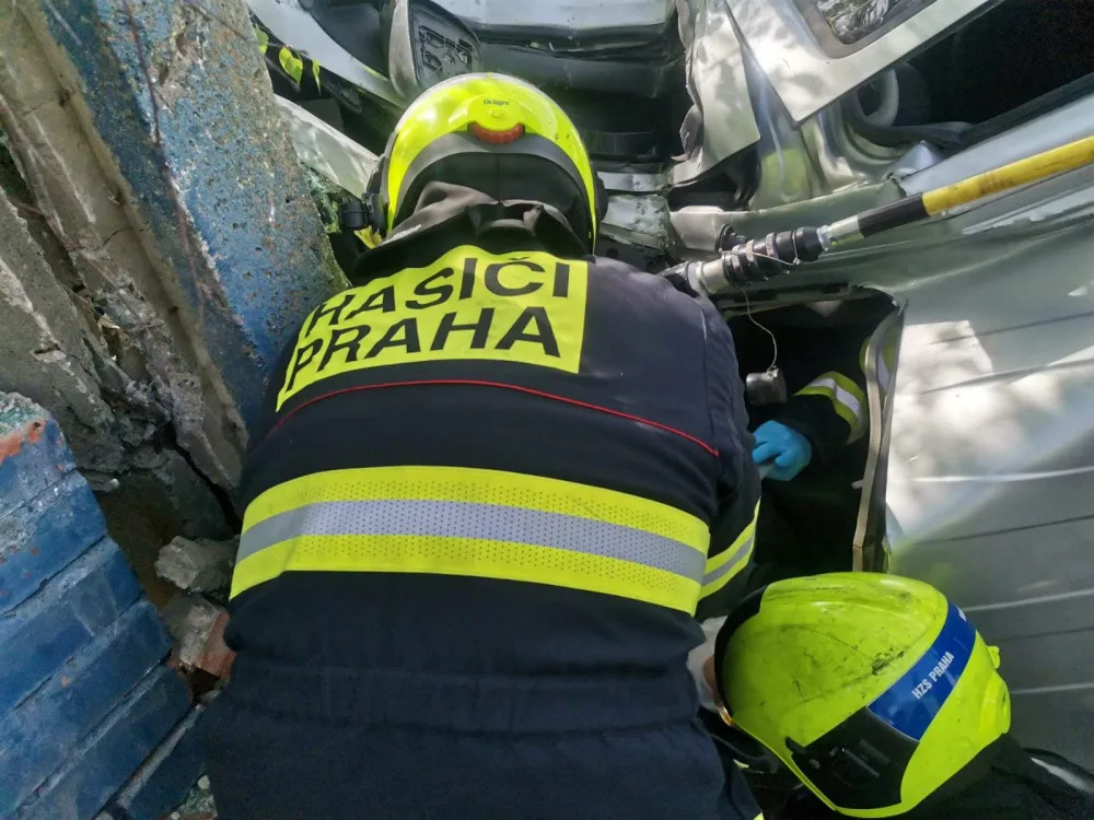 AKTUÁLNĚ: Zaklíněného pasažéra museli z auta dostat hasiči. Do nemocnice letěl vrtulníkem