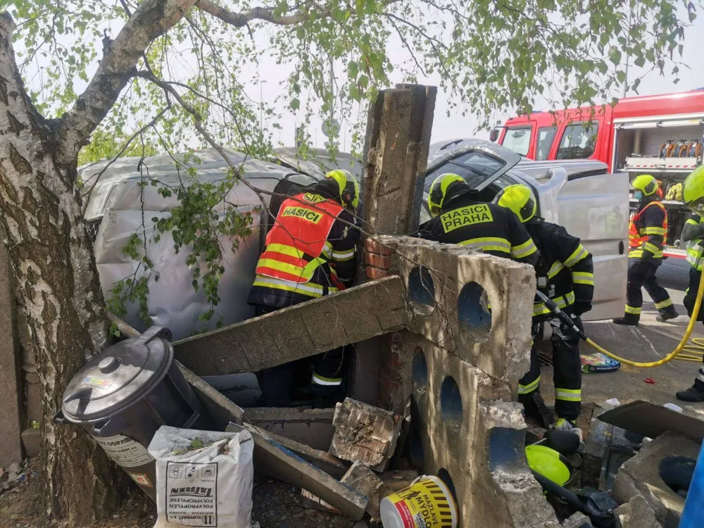 AKTUÁLNĚ: Zaklíněného pasažéra museli z auta dostat hasiči. Do nemocnice letěl vrtulníkem