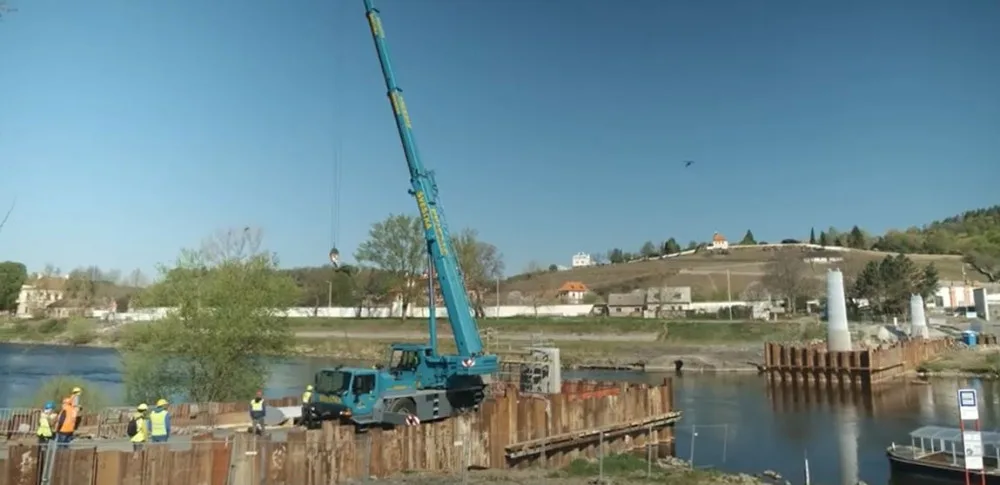 VIDEO: Práce na Trojské lávce pokračují podle plánu. Nově po ní projede i záchranka