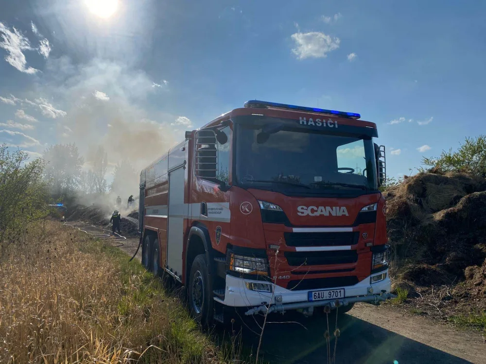 FOTO, VIDEO: Pražští hasiči zasahovali u požáru skládky