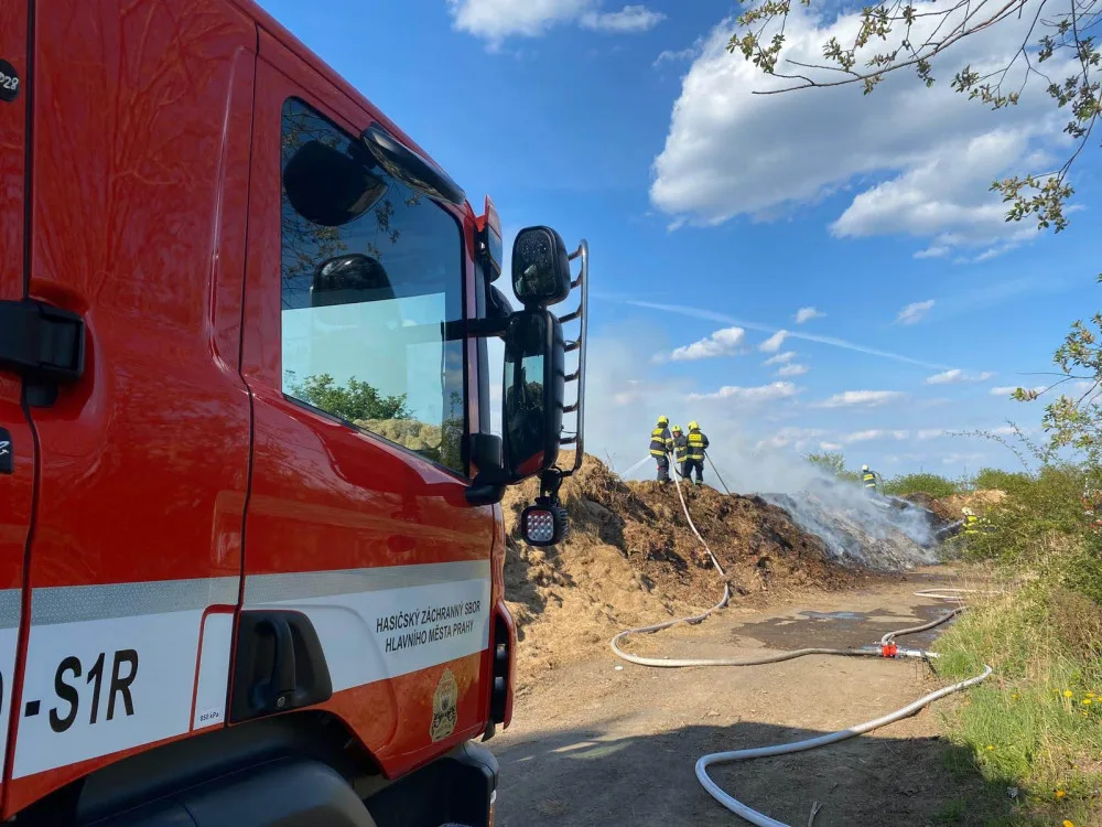 FOTO, VIDEO: Pražští hasiči zasahovali u požáru skládky