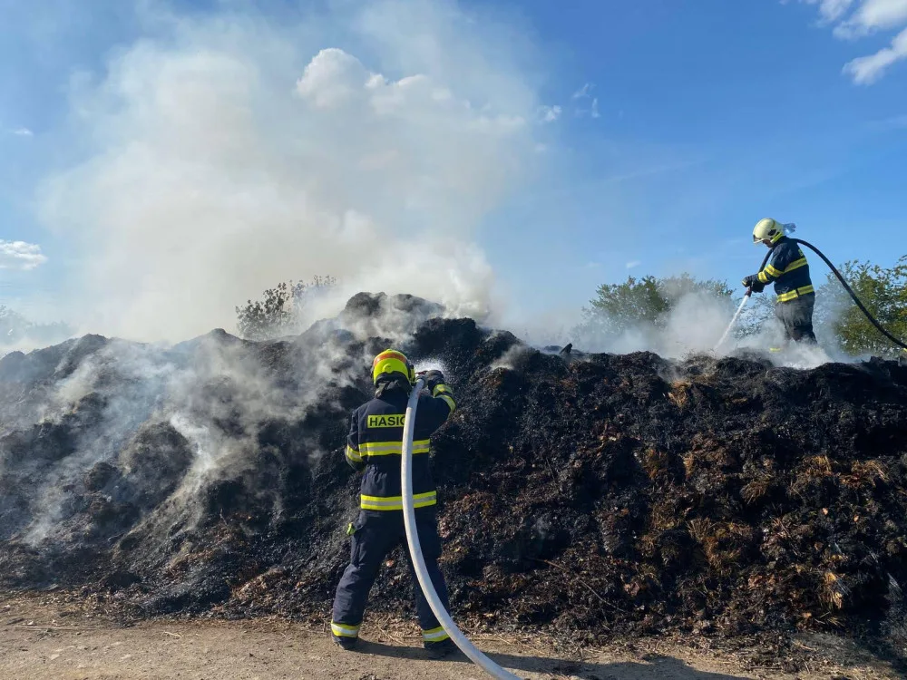 FOTO, VIDEO: Pražští hasiči zasahovali u požáru skládky