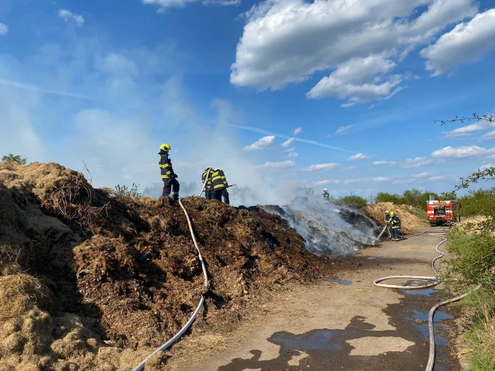 FOTO, VIDEO: Pražští hasiči zasahovali u požáru skládky