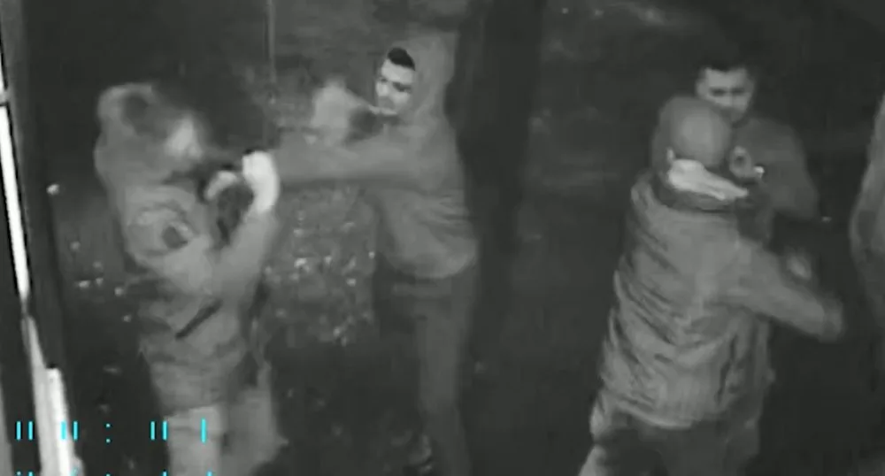 VIDEO: Útočníci zlomili muži horní čelist a poranili ho na hlavě. Pátrá po nich policie