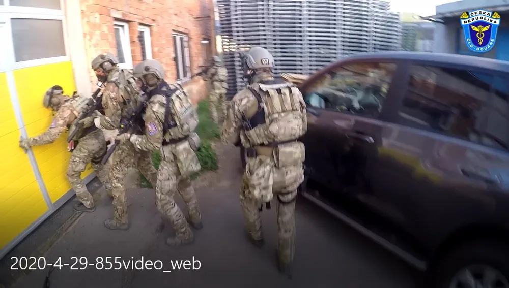 Obří akce policie a celníků! Rozprášili mezinárodní gang výrobců nelegálních cigaret