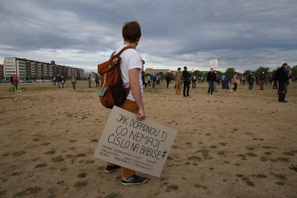 Desítky lidí protestovaly v Praze proti postupu vlády