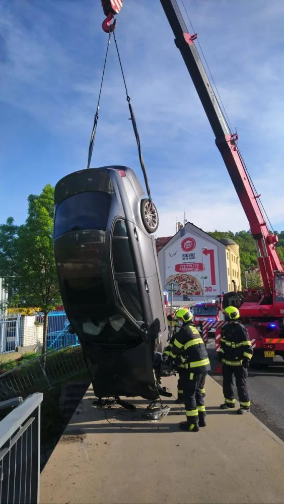 VIDEO: Auto dnes v Michli prorazilo zábradlí a skončilo mimo silnici. Posádka se zranila