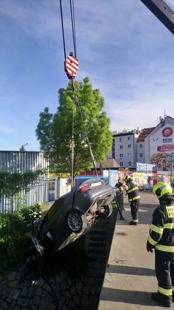 VIDEO: Auto dnes v Michli prorazilo zábradlí a skončilo mimo silnici. Posádka se zranila